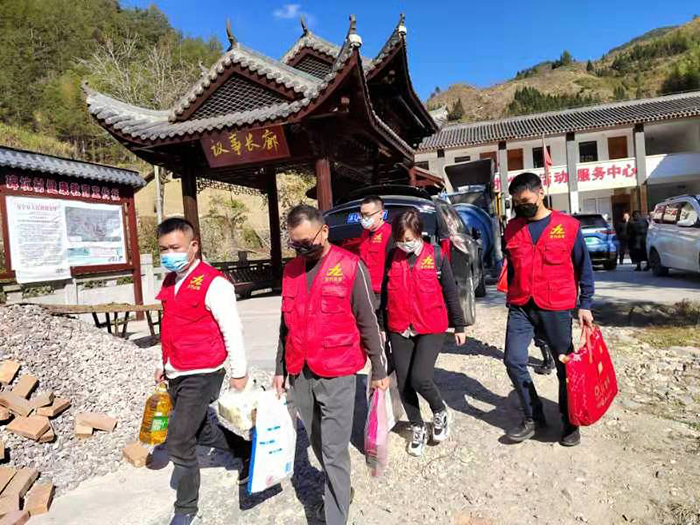 溫暖同行|這個(gè)冬天TA們不再“冷”，億泰公益在路上！